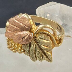 10K Landstroms Black Hills Gold Ring With Grape & Leaf Design Size 5.75 HS304